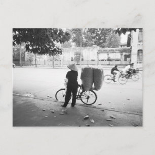 Hanoi Vietnam, Fietsbezorgster (NR) Briefkaart