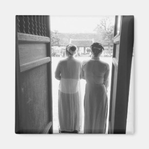 Hanoi Vietnam, Vrouwen in traditionele kledij Temp Magneet