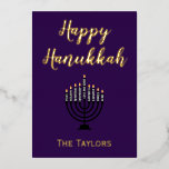 Hanukka Menora Folie Feestdagenkaart<br><div class="desc">Een leuke wenskaart voor Hanukka, deze ontwerp heeft "Gelukkig Hanukka" op een mooie paarse achtergrond. In het midden staat een menora met een plek om de naam van uw familie onderaan in te voegen. De achterkant gaat verder met de mooie paarse achtergrond. Er is een boodschap met zegeningen bijgevoegd. Bestel...</div>