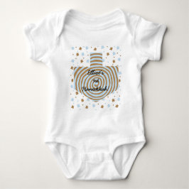Hanukkah Baby Jersey Bodysuit is gepersonaliseerd.
