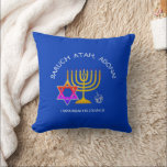 Hanukkah BARUCH ATAH ADONAI Kussen<br><div class="desc">Stijlvol blauw Hanukkah BARUCH ATAH ADONAI Sierkussen. Design shows een goudkleurige MENORAH met veelkleurige STAR OF DAVID en zilvergrijze DREIDEL. Bovenaan staat een gebogen tekst waarop staat: BARUCH ATAH, ADONAI (Gezegend ben jij, O God) en onder de tekst staat HANUKKAH ZEGENINGEN. ALLE TEKST IS , zodat u kunt personaliseren met...</div>