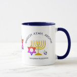 Hanukkah BARUCH ATAH ADONAI Monogram Mok<br><div class="desc">Hanukkah BARUCH ATAH ADONAI Monogram Mok. Het ontwerp shows een gouden kleurige MENORAH met een multicolored STAR VAN DAVID en zilver grijs DREIDEL. Bovenaan staat een gekromde tekst met de tekst BARUCH ATAH, ADONAI (verbijsterd: U, O God) en onder de tekst staat HANUKKAH BLESSINGS. Dit ontwerp wordt herhaald op de...</div>