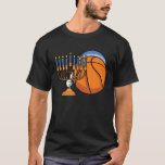 Hanukkah Basketball Festival van Lights Chanukah J T-shirt<br><div class="desc">Hanukkah Basketball - Dit ontwerp is ideaal voor basketbalspelers of basketbaltrainers die Hanukkah, Chanukah of het joodse festival van hertoewijding vieren, geobserveerd door acht dagen lang kaarsen of shamas te belichten, speciale gebeden en gefrituurde voedingsmiddelen Deze hebreeuwse menorah of hanukkiah afbeelding is voor honkteballiefhebbers die graag op oliehoudende voedingsmiddelen bereiden...</div>