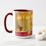 Hanukkah Beauful Jewish Holiday Gold Mok<br><div class="desc">Happy Hanukkah Lights Festival Jewish Holiday Mooi cadeau. De joodse Holiday Chanukah-achtergrond met traditionele Chanoekijsymbolen - Hanukkiah met kaarsen, houten droesels (draaiende bovenkant), donuts, Menorah, kaarsen, ster van David en gloeiende lichtjes gouden achtergrond. Hanoekah Festival Decoratie. Jeruzalem, Israël. Thuis & wonen > Keuken en drinken > Drinkkware > Mokken &...</div>