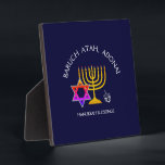 Hanukkah Blessings | BARUCH ATAH ADONAI | Chanukah Fotoplaat<br><div class="desc">Stijlvol, modern HANUKKAH plaque. Het ontwerp shows een gouden kleurige MENORAH met een multicolored STAR VAN DAVID en zilver grijs DREIDEL. Bovenaan staat een gekromde tekst met de tekst BARUCH ATAH, ADONAI (verbijsterd: U, O God) en onder de tekst staat HANUKKAH BLESSINGS. ALLE TEKST IS , zodat kunt u met...</div>