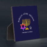 Hanukkah Blessings | BARUCH ATAH ADONAI | Chanukah Fotoplaat<br><div class="desc">Stijlvol, modern HANUKKAH plaque. Het ontwerp shows een gouden kleurige MENORAH met een multicolored STAR VAN DAVID en zilver grijs DREIDEL. Bovenaan staat een gekromde tekst met de tekst BARUCH ATAH, ADONAI (verbijsterd: U, O God) en onder de tekst staat HANUKKAH BLESSINGS. ALLE TEKST IS , zodat kunt u met...</div>