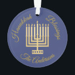 Hanukkah Blessings Gold Menorah gepersonaliseerd Ornament<br><div class="desc">Voeg jouw naam toe aan dit middernachtblauwe Chanoeka Blessings-ornament met een moderne stijl gouden Menorah en elegante goudkleurige tekst voor een unieke persoonlijke herinnering. Deze eenvoudige Menorah-afbeelding is mijn originele ontwerp met een patroon van stippen op de basis, nauwelijks aanstekerkaarsen in gouden tinten. Dit elegante Chanoeka-ornament is aan beide zijden...</div>