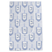 Hanukkah Blue and White Dreidel Pattern on Gingham Medium Cadeauzakje (Achterkant)