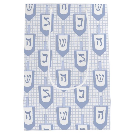 Hanukkah Blue and White Dreidel Pattern on Gingham Medium Cadeauzakje (Achterkant)