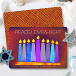 Hanukkah Blue Boho Candles on Red Peace Love Light Feestdagenkaart<br><div class="desc">"Vrede, liefde en licht." Een speelse, moderne, artsachtige illustratie van boho patroonkaarsen in een menorah helpt je om mee te doen in de vakantie van Hanukkah. De gesorteerde blauwe kaarsen met kleurrijke faux patronen van de folie bedekken een rijke, diep verbrande rode oranje textureerde achtergrond. De folie van het het...</div>