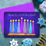 Hanukkah Blue Boho Pattern Candle Peace Love Light Feestdagenkaart<br><div class="desc">"Vrede, liefde en licht." Een speelse, moderne, artsachtige illustratie van boho patroonkaarsen in een menorah helpt je om mee te doen in de vakantie van Hanukkah. De gesorteerde blauwe kaarsen met kleurrijke faux patronen van de folie leggen een rijke, diepe blauwe getextureerde achtergrond over. Faux hete roze paarse folie van...</div>