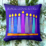 Hanukkah Blue Boho Pattern Candle Peace Love Light Kussen<br><div class="desc">"Vrede, liefde & licht." Een speelse, moderne, kunstzinnige illustratie van boho patroonkaarsen in een menora helpt je de vakantie van Chanoeka in te luiden. Assortiment blauwe kaarsen met kleurrijke faux folie patronen bedekken een rijke, diepblauw getextureerde achtergrond. Faux hete roze paarse patroonpatroon folie op een korenbloemenblauwe achtergrond voor de achterkant....</div>