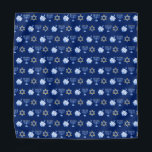 Hanukkah Blue Menorah Dreidel Pattern Chanukah Bandana<br><div class="desc">Cool Hanukkah bandana in  blauw met een cool patroon van de joodse ster,  droomde voor leuke Chanoekamspelen en de joodse menorah voor de vakantie.</div>