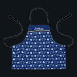 Hanukkah Blue Menorah Dreidel Pattern Custom Kinde Schort<br><div class="desc">Prachtige Hanukkah-kinder pron in  blauw met een cool patroon van judaïsme ster,  droomd voor leuke Chanoekampen,  en de joodse menorah voor de vakantie.</div>