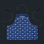 Hanukkah Blue Menorah Dreidel Pattern Custom Kinde Schort<br><div class="desc">Prachtige Hanukkah-kinder pron in  blauw met een cool patroon van judaïsme ster,  droomd voor leuke Chanoekampen,  en de joodse menorah voor de vakantie.</div>