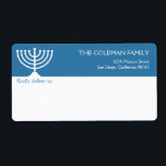 Hanukkah blue white Menorah vakantieschip Etiket<br><div class="desc">Bespaar tijd en geniet van deze elegante Hanukkah-mailinglabels. Pas de kopbal met jouw naam en terugkeeradres aan. Gebruik thuis een tekstverwerkingsprogramma om uw mailinglijsten samen te voegen voor eenvoudige afdrukken. Deze stijlvolle en gebruiksvriendelijke etiketten zijn perfect voor vakantiekaarten,  feestelijke uitnodigingen of pakketten.</div>