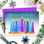 Hanukkah Boho Candles Peace Love Light Turquoise Feestdagenkaart<br><div class="desc">"Vrede, liefde en licht." Een speelse, moderne, artsachtige illustratie van boho patroonkaarsen in een menorah helpt je om mee te doen in de vakantie van Hanukkah. Toegewezen blauwe kaarsen met kleurrijke faux folie patronen bedekken een turkooisgradiënt tot witte getextureerde achtergrond. Faux hot-roze paarse ruitvormig patroon folie op een kornbloemblauwe achtergrond...</div>