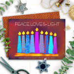 Hanukkah Boho Pattern Candles Peace Love Light Red Feestdagenkaart<br><div class="desc">"Vrede, liefde en licht." Een speelse, moderne, artsachtige illustratie van boho patroonkaarsen in een menorah helpt je om mee te doen in de vakantie van Hanukkah. De gesorteerde blauwe kaarsen met kleurrijke faux patronen van de folie bedekken een rijke diepe bakstenen rode oranje getextureerde achtergrond. Folie van het koperdiamantpatroon Faux...</div>