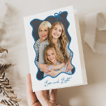 Hanukkah Bow | Wavy Blauw-Wit Foto Lijst Feestdagen Kaart<br><div class="desc">Deze schattige gevouwen Chanoeka kaarten zijn voorzien van uw favoriete foto in een trendy,  blauw golvend lijst met een grillige boog,  op een eenvoudige witte achtergrond. Modern script zegt "Liefde en Licht",  en er is ruimte voor een persoonlijke boodschap binnenin.</div>