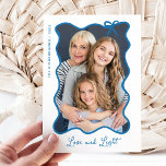 Hanukkah Bow | Wavy Blauw-Wit Foto Lijst Feestdagenkaart<br><div class="desc">Deze schattige Chanoeka kaarten zijn voorzien van uw favoriete foto in een trendy,  blauw golvend lijst met een grillige boog,  op een eenvoudige witte achtergrond. Het moderne schrift zegt "Liefde en Licht",  en er is ruimte voor een persoonlijke boodschap op de achterkant.</div>