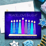 Hanukkah Candles Peace Love Light Blue Real Gold Folie Feestdagen Briefkaart<br><div class="desc">"Vrede, liefde en licht." Een speelse, moderne, artsachtige illustratie van boho patroonkaarsen in een menorah helpt je om mee te doen in de vakantie van Hanukkah. De gesorteerde blauwe kaarsen met kleurrijke faux patronen van de folie leggen een rijke diepzeevruchtige blauwe getextureerde achtergrond over. Op de rug, typ in uw...</div>