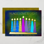Hanukkah Candles Peace Love Light Green Real Gold Folie Feestdagenkaart<br><div class="desc">"Vrede, liefde en licht." Een speelse, moderne, artsachtige illustratie van boho patroonkaarsen in een menorah helpt je om mee te doen in de vakantie van Hanukkah. Geassorteerde blauwe kaarsen met kleurrijke echte gouden folie patronen, echte gouden folie vlammen en menorah, bedekken een rijke diepe groene getextureerde achtergrond. Faux koperdiamantpatroon folie...</div>