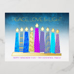 Hanukkah Candles Peace Love Turquoise Real Gold Folie Feestdagen Briefkaart<br><div class="desc">"Vrede, liefde en licht." Een speelse, moderne, artsachtige illustratie van boho patroonkaarsen in een menorah helpt je om mee te doen in de vakantie van Hanukkah. Geassembleerde blauwe kaarsen met kleurrijke echte gouden folie patronen, echte gouden folie vlammen en menorah, bedekken een turkooisgradiënt tot witte getextureerde achtergrond. Op de rug,...</div>