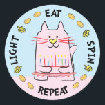 Hanukkah CAT-Stickers "Light, Eat, Spin, Repeat" Ronde Sticker<br><div class="desc">Hanukkah/Chanukah CAT Holiday stickers, "Light, Eat, Spin, Repeat" Hoe dan ook, ik spel het, Chanukah is een van mijn favoriete feestdagen. Veel plezier met het gebruik van deze stickers als taarttoppers, cadeautjes, labels, tassluitingen of wat voor rotsen je festiviteiten ook mogen hebben! Bedankt om te stoppen en te winkelen. Uw...</div>