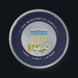 Hanukkah Chanukah gepersonaliseerde Menorah Dreide Papieren Bordje<br><div class="desc">Ons Hanukkah Gepersonaliseerde Menorah Dreidel Custom Pper Bord bevat een menorah & dreidel.  Geef uw eigen naam en boodschap een persoonlijk tintje om de Hanukkah-partij van dit jaar een feestelijke ( en zorgenvrije ) aanraking toe te voegen. Vragen? Bericht of e-mail bestdressedbread@gmail.com</div>