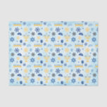 Hanukkah Chanukah Menorah Lights Stars Driedels Tissuepapier<br><div class="desc">Een patroon van joodse hanukkaelementen zoals menorah candelabra,  Star of David,  Driedel en Yamaka of Kippah.  De achtergrond is een lichtblauwe waterverf.  U kunt de grootte van het patroon wijzigen om het groter of kleiner te maken door op Aanpassen te klikken.</div>