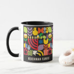 Hanukkah Chanukah Menorah Persoonlijk Mok<br><div class="desc">Hanukkah / Chanukah Colorful Modern Geometric Pattern Mok met Menorah, Dreidel, Donuts, Stars & Olive oil. Hebreeuwse en joodse Hanukkah Symbols Ruimte om uw gepersonaliseerde tekst toe te voegen. Happy Hanukkah wil. Dit schitterende, mooie, uiterlijk, is een groot geschenk om vrienden, familie en klanten een heel Happy Hanukkah/Chanoeka te wensen....</div>