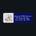 Hanukkah Chanukah Return Address Blue Etiket<br><div class="desc">Dit ontwerp is gemaakt met behulp van digitale kunst. Het kan in het gebied worden aangepast door de klik aan te passen en de naam, initialen of woorden aan te passen. U kunt de tekstkleur en de stijl ook veranderen of de tekst voor een slechts ontwerp van het afbeelding schrappen....</div>