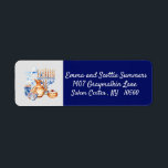 Hanukkah Chanukah Return Address Blue Etiket<br><div class="desc">Dit ontwerp is gemaakt met behulp van digitale kunst. Het kan in het gebied worden aangepast door de klik aan te passen en de naam, initialen of woorden aan te passen. U kunt de tekstkleur en de stijl ook veranderen of de tekst voor een slechts ontwerp van het afbeelding schrappen....</div>