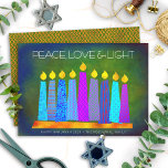 Hanukkah Chic Boho Candles Peace Love Light Green Feestdagenkaart<br><div class="desc">"Vrede, liefde en licht." Een speelse, moderne, artsachtige illustratie van boho patroonkaarsen in een menorah helpt je om mee te doen in de vakantie van Hanukkah. De gesorteerde blauwe kaarsen met kleurrijke faux patronen van de folie bedekken een rijke diepe groene getextureerde achtergrond. Faux koperdiamantpatroon folie op een groene achtergrond...</div>