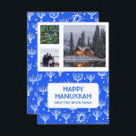 HANUKKAH CUSTOM 3 FOTO'S Menorah Star Holiday<br><div class="desc">Pas deze platte kaart aan door uw eigen tekst en foto's op de voor- of achterzijde toe te voegen. Er is een net voor de foto's die het gemakkelijker maken om het even welke groottefoto's te gebruiken u hebt en hen in een vierkant formaat in een rij opgesloten houden. U...</div>