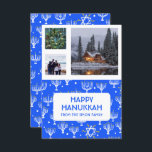 HANUKKAH CUSTOM 3 FOTO'S Menorah Star Holiday<br><div class="desc">Pas deze platte kaart aan door uw eigen tekst en foto's op de voor- of achterzijde toe te voegen. Er is een net voor de foto's die het gemakkelijker maken om het even welke groottefoto's te gebruiken u hebt en hen in een vierkant formaat in een rij opgesloten houden. U...</div>
