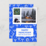 HANUKKAH CUSTOM PHOTOS Menorah Star Holiday Card<br><div class="desc">Pas deze platte kaart aan door uw eigen tekst en foto's op de voor- of achterzijde toe te voegen. Er is een net voor de foto's die het gemakkelijker maken om het even welke groottefoto's te gebruiken u hebt en hen in een vierkant formaat in een rij opgesloten houden. U...</div>