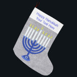 Hanukkah Donkerblauwe Menorah Zilver Chrismukkah Grote Kerstsok<br><div class="desc">Blauw, zilver en wit kous met een marineblauwe Menorah met witte kaarsen en een Star of David symbool op de basis. Dit ontwerp is beschikbaar op veel meer items in mijn winkel, van huisdecoratie tot feestartikelen. Alleen omdat je Chanoeka viert, betekent niet dat je geen kous kunt ophangen. Pas de...</div>