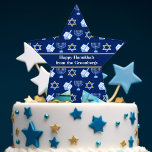 Hanukkah Dreidel Menorah Pattern Blue Custom Party Cake Topper<br><div class="desc">Mooie Chanoeka taart topper in een donkerblauwe stervorm met een koel patroon van Jodendom ster,  dreidel,  en de Joodse menora voor de Chanoeka vakantie. Pas dit ontwerp aan met uw familienaam.</div>