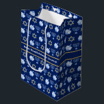 Hanukkah Dreidel Menorah Pattern Blue Custom Party Medium Cadeauzakje<br><div class="desc">Mooie Chanoeka cadeauzak in een donkerblauwe stervorm met een koel patroon van Jodenster,  dreidel,  en de Joodse menora voor de Chanoeka vakantie. Pas dit ontwerp aan met uw familienaam.</div>