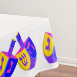 Hanukkah Dreidels Colorful Border Pattern Fun Tafelkleed<br><div class="desc">Voeg jouw naam toe aan dit gepersonaliseerde Hanukkah-tafelkleed met een kleurrijk Dreidels-grenspatroon voor een soort vakantiedecor. Mijn originele dubbele Dreidels-ontwerp in vette tinten, geel, paars en blues draaien rond de grens van dit witte feesttafelkleed. Jumbotekst in fel blauw is gecentreerd in het midden waar je jouw naam kunt toevoegen aan...</div>