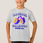 Hanukkah Dreidels Colorful Funny Dreidel Champ T-shirt<br><div class="desc">Iemand in de familie is de DREIDEL CHAMPION - geef ze een gepersonaliseerd shirt! De ruimte voor een naam en een optioneel jaar is gemakkelijk te personaliseren; Dreidel en Champion kunnen ook worden aangepast. Het open stijldoopvont in donkerblauw staat mijn uniek en uiterst kleurrijk ontwerp van Hanukkah Dreidels aan pop...</div>