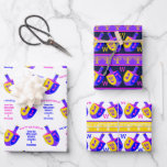 Hanukkah Dreidels Colorful Monogram Assortment Inpakpapier Vel<br><div class="desc">Creëer uw eigen gepersonaliseerde cadeaubon voor papiervellen met uw optionele monogram en aangepaste groet op dit Hanukkah Dreidels-ontwerp in kleurrijke tinten van helder blauw, warm roze, levendig geel en rijk paars. Het eerste vel bevat een eenvoudige witte achtergrond en rijen kleurrijke Dreidels met sjablonen tekst in roze en blauw met...</div>
