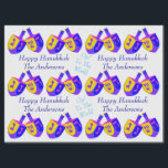 Hanukkah Dreidels Colorful Personalized Fun Kinder Tissuepapier<br><div class="desc">Kies deze leuke, gepersonaliseerde Happy Hanukkah-krant, bedekt met kleurrijke Dreidels voor kinderen... en volwassenen ook! Vier secties donkerblauwe tekst kunnen worden gepersonaliseerd door jouw naam toe te voegen aan het HAPPY HANUKKAH bericht - twee secties lichtblauwe tekstproclaim "Oy! Naar de wereld". Één van beide reeks tekstsjablonen kan ook worden gewist...</div>