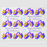 Hanukkah Dreidels Colorful Personalized Fun Kinder Tissuepapier<br><div class="desc">Kies deze leuke, gepersonaliseerde Happy Hanukkah-krant, bedekt met kleurrijke Dreidels voor kinderen... en volwassenen ook! Vier secties donkerblauwe tekst kunnen worden gepersonaliseerd door jouw naam toe te voegen aan het HAPPY HANUKKAH bericht - twee secties lichtblauwe tekstproclaim "Oy! Naar de wereld". Één van beide reeks tekstsjablonen kan ook worden gewist...</div>