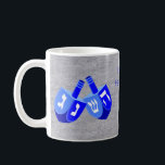 Hanukkah Dreidels in blauw Kinder Voeg Jouw naam p Koffiemok<br><div class="desc">Deze leuke Chanoeka mok in levendige blues tegen een faux silver achtergrond maakt een leuk cadeau voor kinderen... en volwassenen. Voeg jouw naam toe aan deze vakantie-mok met behulp van de eenvoudige tekst sjabloon, of duidelijk de formulering als u van uw mokken zonder tekst. Het originele dubbele Dreidel-ontwerp met alle...</div>