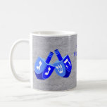Hanukkah Dreidels in blauw Kinder Voeg Jouw naam p Koffiemok<br><div class="desc">Deze leuke Chanoeka mok in levendige blues tegen een faux silver achtergrond maakt een leuk cadeau voor kinderen... en volwassenen. Voeg jouw naam toe aan deze vakantie-mok met behulp van de eenvoudige tekst sjabloon, of duidelijk de formulering als u van uw mokken zonder tekst. Het originele dubbele Dreidel-ontwerp met alle...</div>