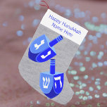 Hanukkah Dreidels in Blue Fun Kinder Chrismukkah Kleine Kerstsok<br><div class="desc">Vette grafische kunst en pure blauwe kleuren op een zilveren achtergrond maken deze Chanoeka-kous stijlvol en leuk voor kinderen van alle leeftijden, inclusief opa. Natuurlijk zijn er geen Chanoeka-kousen, maar voor interreligieuze gezinnen die feestdagen mengen, is er Chrismukkah! Deze minimalistische Dreidel design zilveren kous combineert een kersttraditie met het meest...</div>