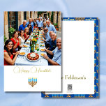 Hanukkah familie foto blauw goud feestdagenkaart<br><div class="desc">Een eenvoudige familiefoto vormt dit persoonlijke Chanoeka-Wenskaart. Een gouden ornament is ook onderdeel van het ontwerp. Op de achterzijde is de Menorrah patterend op een blauwe achtergrond en ruimte voor je persoonlijke boodschap. Verander de foto eenvoudig voor uw eigen persoonlijke afbeeldingen.</div>