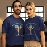 Hanukkah Family Reunion Persoonlijke Menorah T-shirt<br><div class="desc">Cute custom Hanukkah t-shirts for a Jewish family reunion of Chanukah party with a synagogue. Pas uw eigen achternaam of groepsinformatie in het blauw rond de  menorah aan.</div>